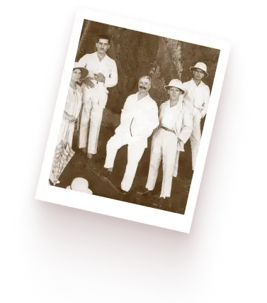 Ancienne photographie de plusieurs hommes en habit coloniaux